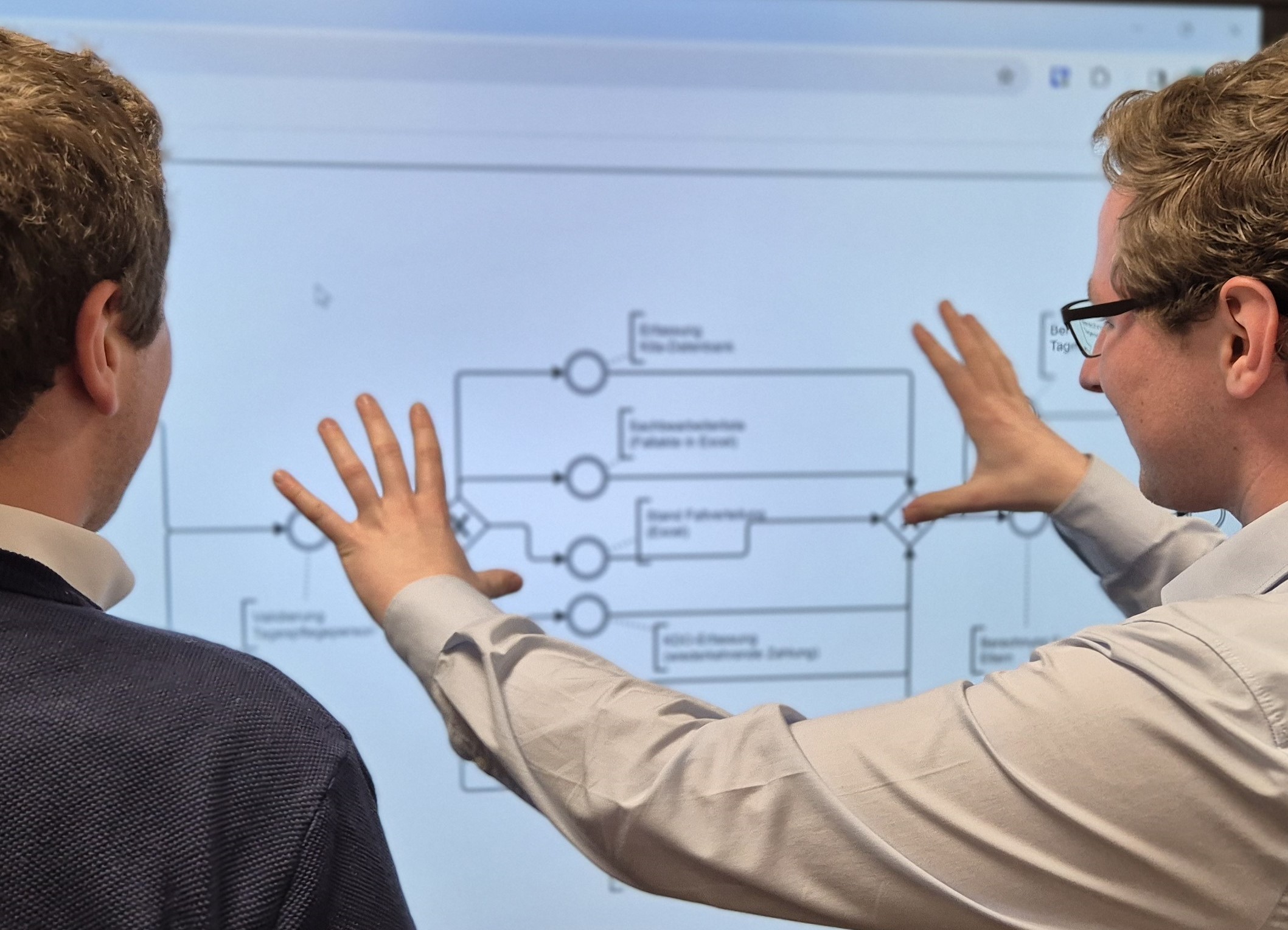 Zwei Experten analysieren und diskutieren Verwaltungsprozesse - Strategische Beratung für die Digitalisierung