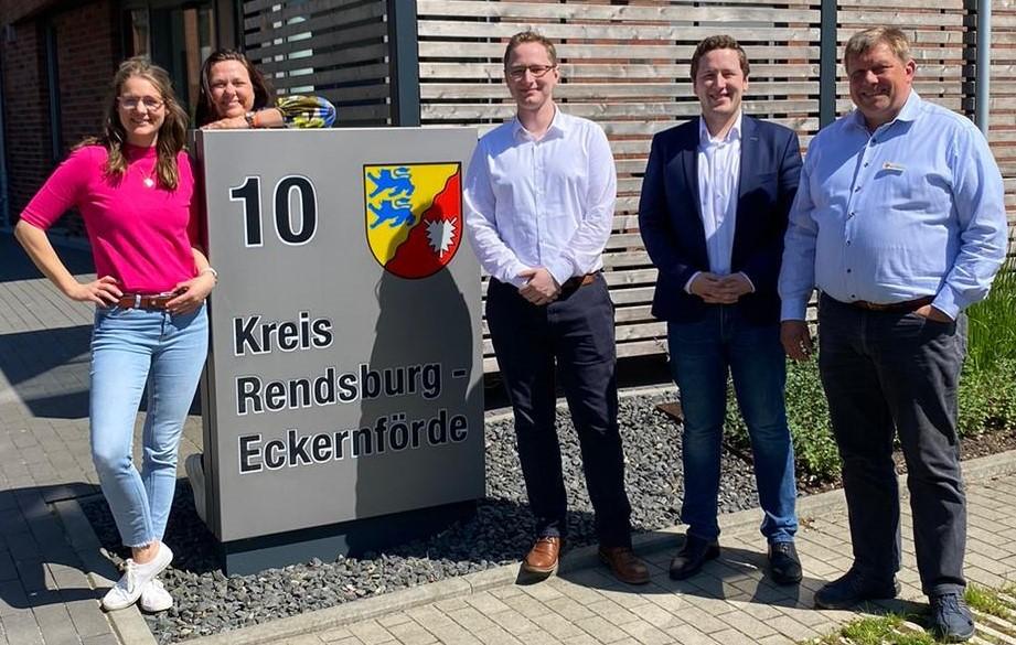 Team photo in front of the Kreis Rendsburg-Eckernförde building